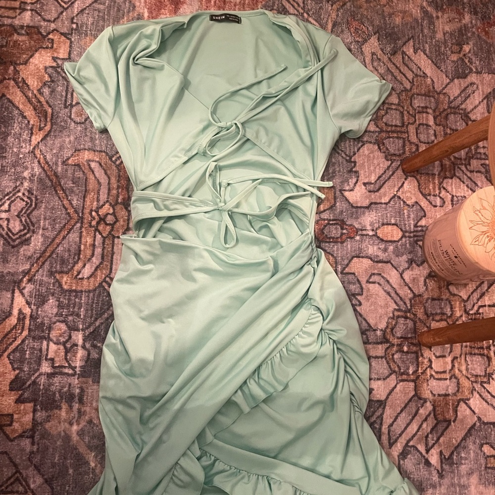 Vibrant Green Ruffled Dress - Picture 2 of 2